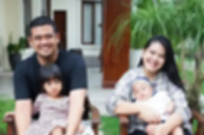 Bobby Nasution bersama Kahiyang Ayu dan kedua anaknya, Sedah Mirah dan Panembahan.