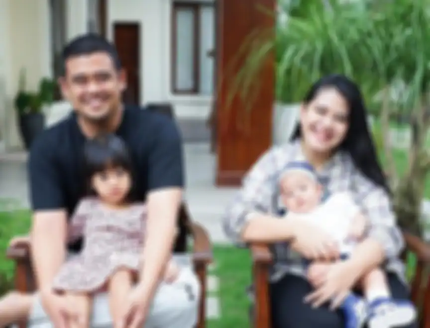 Bobby Nasution bersama Kahiyang Ayu dan kedua anaknya, Sedah Mirah dan Panembahan.