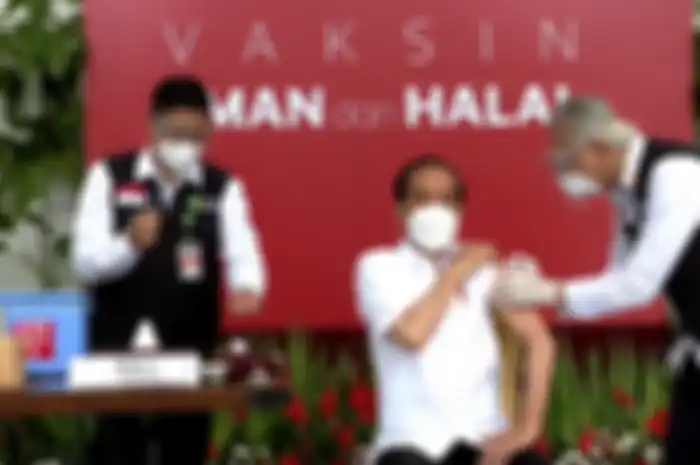 Jokowi disuntik vaksin Sinovac.