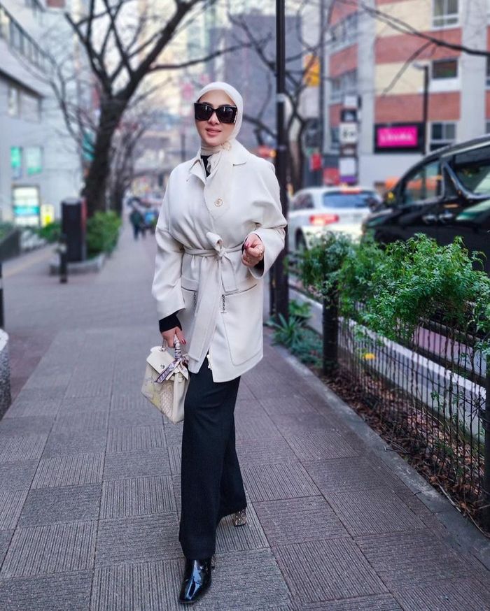 Syahrini kenakan coat dari brand Hermes