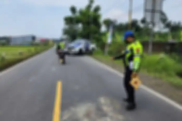 Gagal salip truk tangki gas Pertamina, dua remaja naik motor Honda Supra X di Banyumas tutup usia.