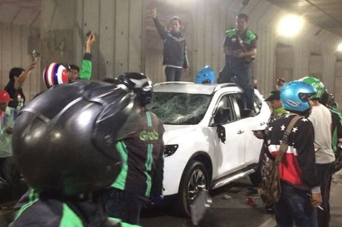 Puluhan driver ojol rusak mobil Nissan X-Trail