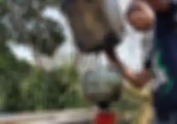 Serius, Oli Bekas Bisa Jadi Baru Layak Pakai Cuma dengan 2 Langkah? Begini Kata Ahlinya
