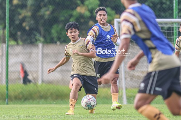 Pemain Dewa United, Reksa Maulama (kiri), sedang menguasai bola dan dibayangi rekannya yaitu Gufroni Al Maruf (kanan) dalam sesi latihan di di Lapangan Luar Stadion Indomilk Arena, Tangerang, Banten, 6 April 2022.