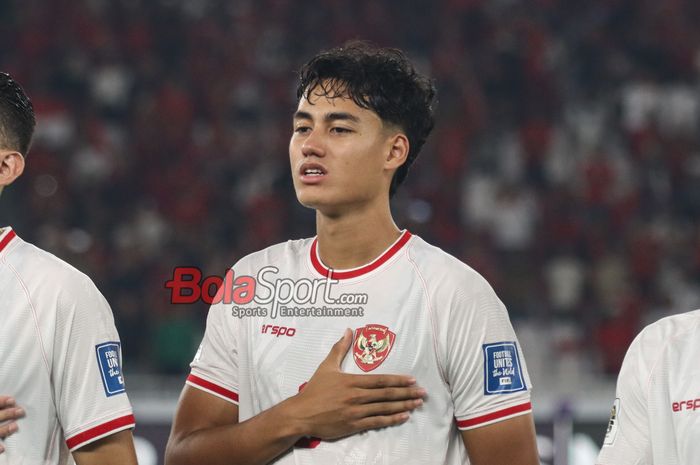 Striker timnas Indonesia, Rafael Struick, saat sedang menyanyikan lagu Indonesia Raya jelang bertanding di Stadion Utama Gelora Bung Karno, Senayan, Jakarta, Selasa (10/9/2024).