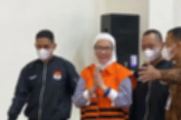 Eks Dirut Pertamina (rompi oranye), Karen Agustiawan resmi ditahan KPK usai korupsi dan rugikan negara Rp 2,1 triliun. 