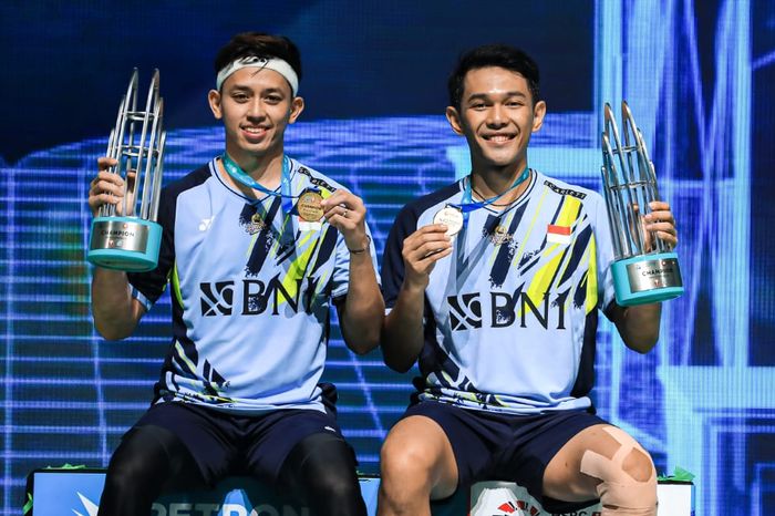 Fajar/Rian berpose di podium juara Malaysia Open 2023.