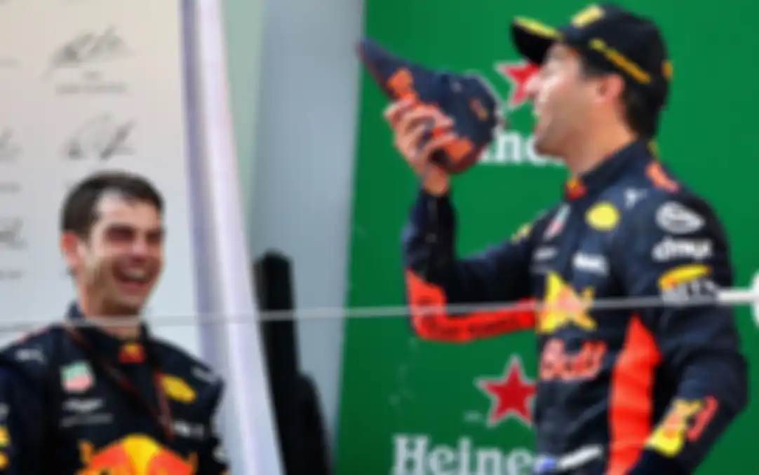 Daniel Ricciardo melakukan shoey di F1 China 2018