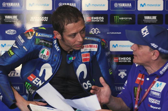 Valentino Rossi berdiskusi dengan sang pelatih Luca Cadalora.