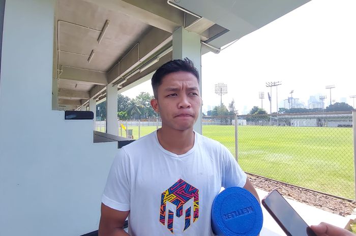 Bek timnas U-22 Indonesia, Ilham Rio Fahmi saat memberikan keterangan kepada awak media di Lapangan B, Senayan, Jakarta, Senin (24/4/2023).