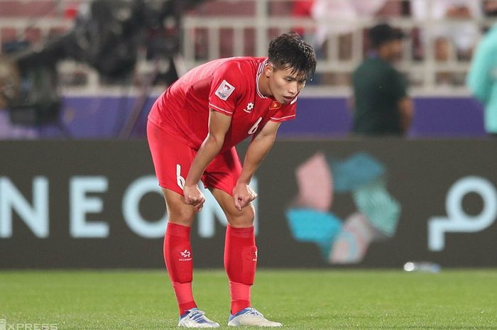 Bek Timnas Vietnam, Nguyen Thanh Bin, kecewa usai melakukan pelanggaran yang berbuah penalti untuk kemenangan Timnas Indonesia di Piala Asia 2023.