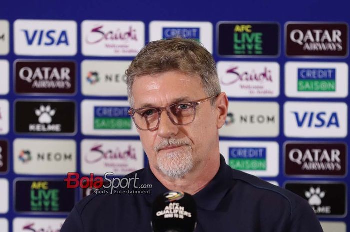 Pelatih Timnas Bahrain, Dragan Talajic, sedang memberikan keterangan kepada awak media di Media Center Stadion Gelora Bung Karno, Senayan, Jakarta, Senin (24/3/2025).
