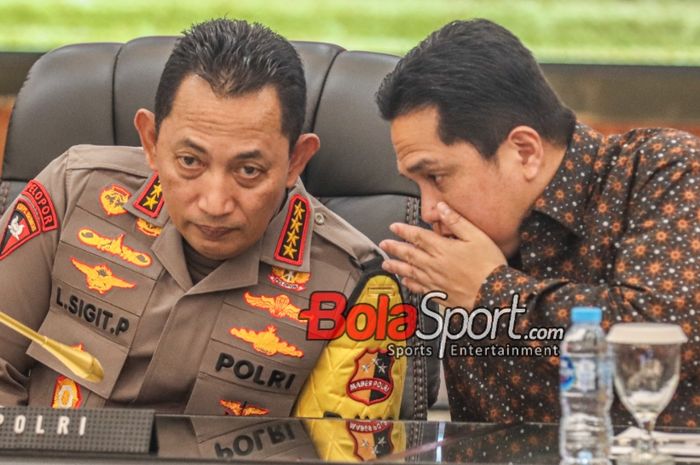 Ketua Umum PSSI, Erick Thohir (kanan), sedang berkomunikasi dengan Kapolri Jendral Listyo Sigit Prabowo di Ruang Rupattama Mabes Polri, Jakarta, Rabu (13/12/2023).