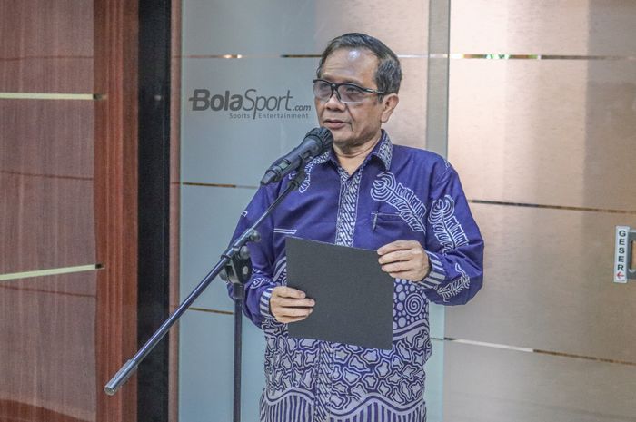 Menteri Koordinator Politik, Hukum dan Keamanan, Mahfud MD, sedang memberikan keterangan kepada awak media di Kantor Kemenko Polhukam, Jakarta, 11 Oktober 2022.