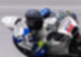 Pembalap MotoGP Ini Jadi Omongan Warganet Indonesia Karena Pakai Helm Hitam