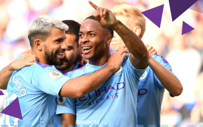 Winger Manchester City, Raheem Sterling berselebrasi bersama rekan setimnya setelah membobol gawang Tottenham Hotspur pada laga Liga Inggris pekan kedua, Sabtu (17/8/2019) di Stadion Etihad, Manchester.