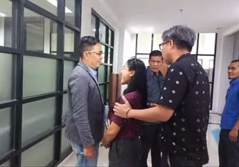 Nirina Zubir Ribut dengan Kuasa Hukum Riri Khasmita di Depan Ruang Sidang PTUN