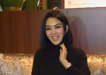 Cipika-cipiki dengan Slank Usai Nyanyi, Syahrini Digoda Jessica Iskandar: Masih Bau-bau Ranjang Pengantin Nih!