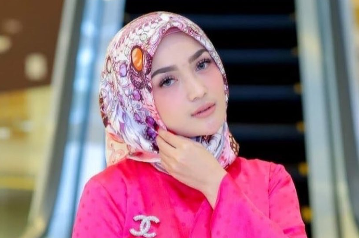 Pesinetron laga ini pilih jalani hidupan berbeda usai vakum dari dunia hiburan, buka kios baju demi mencari sesuap nasi