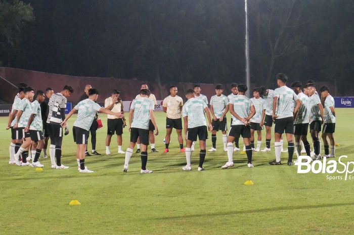 Latihan timnas U-16 Indonesia di Stadion UNS, Solo jelang laga pembuka grup A ASEAN Cup U-16 2024, Kamis (20/6/2024).