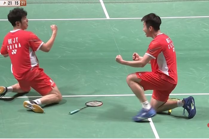 Ganda putra China, He Ji Ting/Ren Xiang Yu berselebrasi usai pastikan kemenangan pada final Kumamoto Masters 2023 di Kumamoto Prefectural Gymnasium, Kumamoto, Jepang, Minggu (19/11/2023)