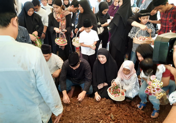 Seolah Mengetahui Perasaan Duka Nindy Ayunda yang Menangis Histeris, Hujan Deras Iringi Prosesi Pemakaman Sang Ayah