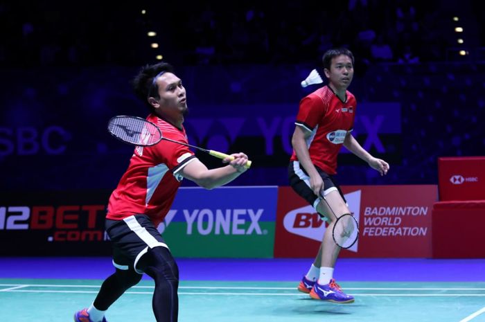 Pasangan ganda putra Indonesia, Mohammad Ahsan/Hendra Setiawan, saat bertanding melawan Takeshi Kamura/Keigo Sonoda (Jepang) pada semifinal All England Open 2019 di Arena Birmingham, Birmingham, Inggris, Sabtu (9/3/2019).