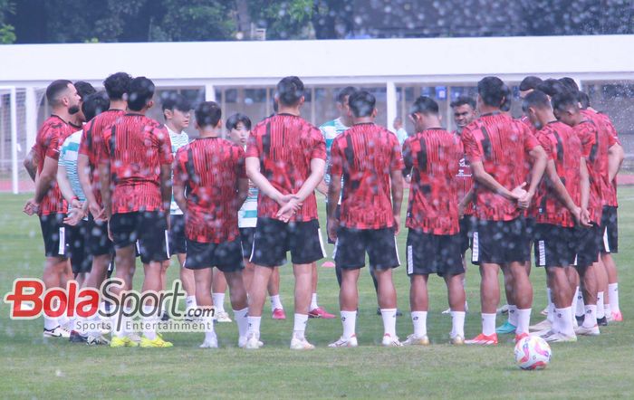 Pelatih Timnas Indonesia Shin Tae-yong saat memberi intruksi kepada pemain di Stadion Madya, Senayan, Jakarta, Sabtu (1/6/2024).