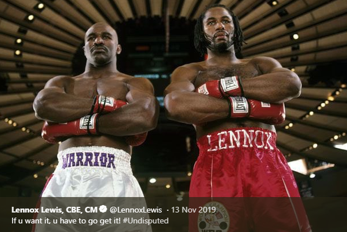 Evander Holyfield (kanan) dan Lennox Lewis (kiri). 