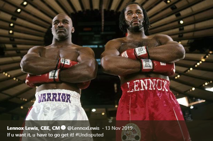 Evander Holyfield (kanan) dan Lennox Lewis (kiri). 