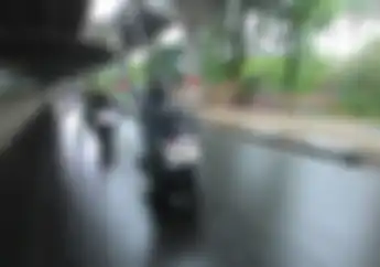 5 Tips Hindari Potensi Bahaya Naik Motor Di Musim Hujan, Wajib Ingat