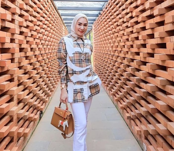 OOTD mewah Erin Taulany saat kenakan kemeja Burberry.