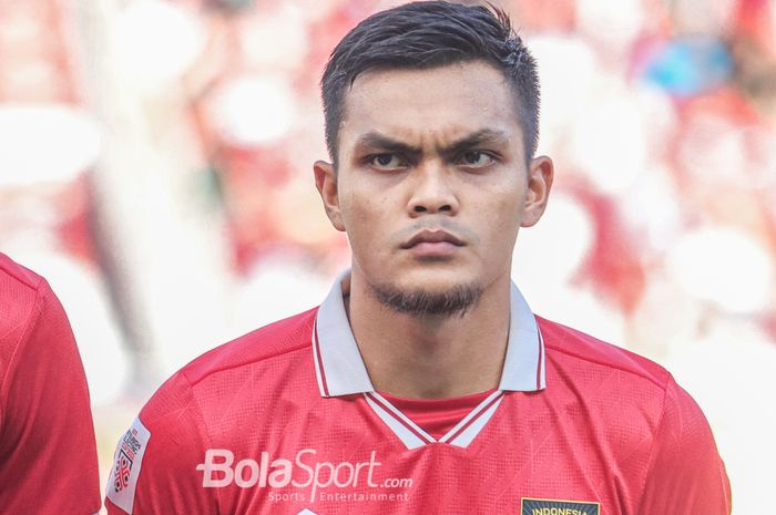 Pemain timnas Indonesia, Rachmat Irianto, saat sedang berbaris jelang bertanding dalam laga leg pertama semifinal Piala AFF 2022 di Stadion Gelora Bung Karno, Senayan, Jakarta, 6 Januari 2023.