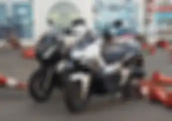 Auto Ganteng! Honda ADV150 Pasang Decal Full Body Gaya Motor Paddock MotoGP, Biayanya Cuma Rp 1 Jutaan