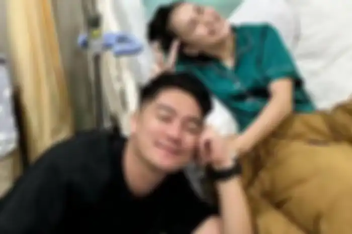 Ayu Ting Ting dirawat di rumah sakit lagi, Boy William turut menjenguk.