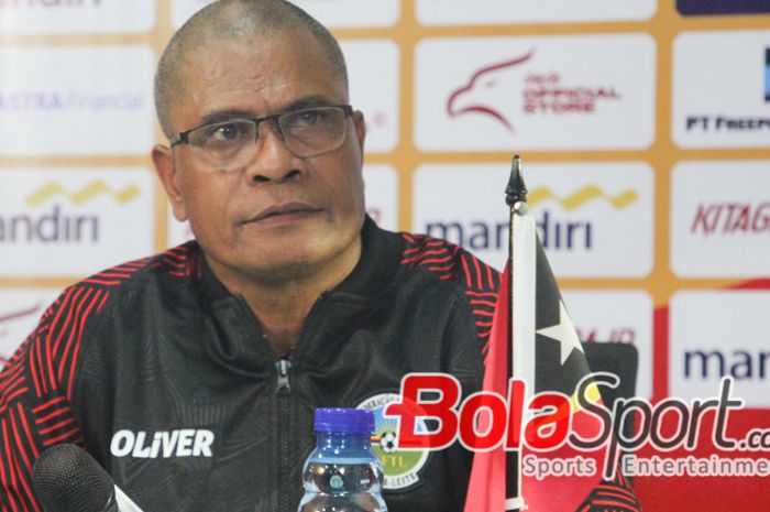 Pelatiih Timor Leste U-19 Eduardo Pereira saat memberikan komentar dihadapan media di stadion Gelora Bung Tomo, Surabaya, Jawa Timur,   selasa (23/7/2024) malam WIB.