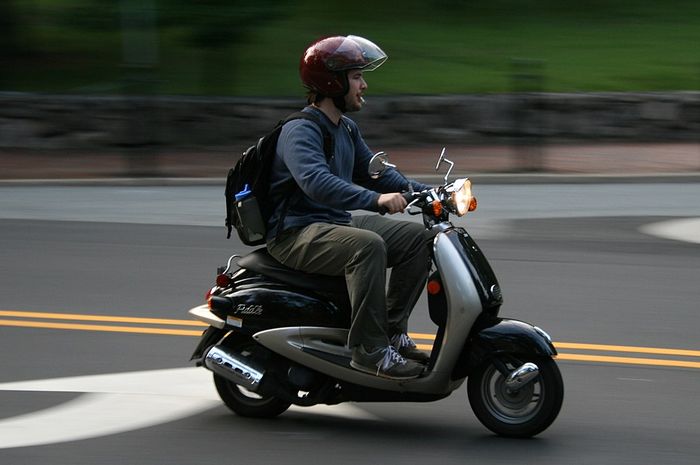 Stop Normalisasi Merokok saat Berkendara, Ini Dampak Buruknya