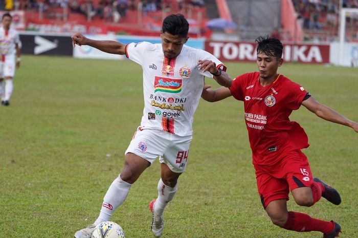 Aksi pemain Persija Jakarta, Heri Susanto (kiri) pada laga kontra tuan rumah Semen Padang di Stadion Haji Agus Salim, Kamis (7/11/2019).  