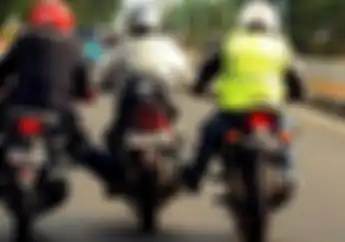 Enggak Perlu Sampai Kaki Pegel, Cara Ini Ampuh Dorong Motor Sport yang Mogok