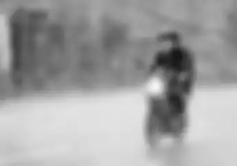 Bahaya Pakai Kacamata Bermotor saat Hujan, Berikut Solusinya