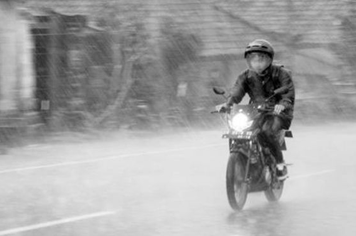 Ilustrasi bermotor saat hujan.