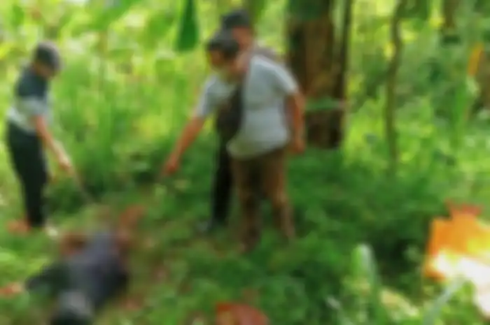 Polisi melakukan olah TKP atas ditemukannya mayat seorang tukang ojek dengan luka bacok.