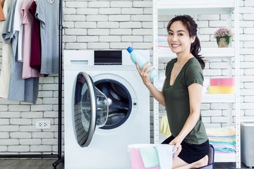 Cara Menghilangkan Bau Apek Baju dengan Taburkan Ini ke Mesin Cuci