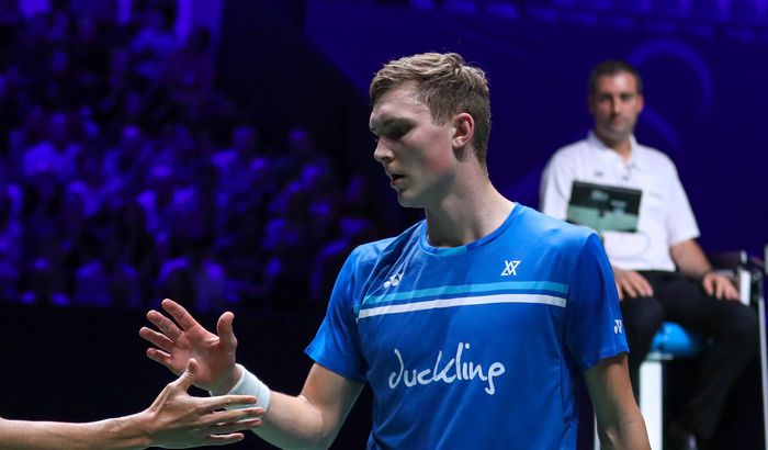 Pebulu tangkis tunggal putra Indonesia, Jonatan Christie (kiri) bersalaman dengan Viktor Axelsen (Denmark) pada semifinal French Open 2019 di Stade Pierre de Coubertin, Paris, Prancis, Sabtu (26/10/2019).