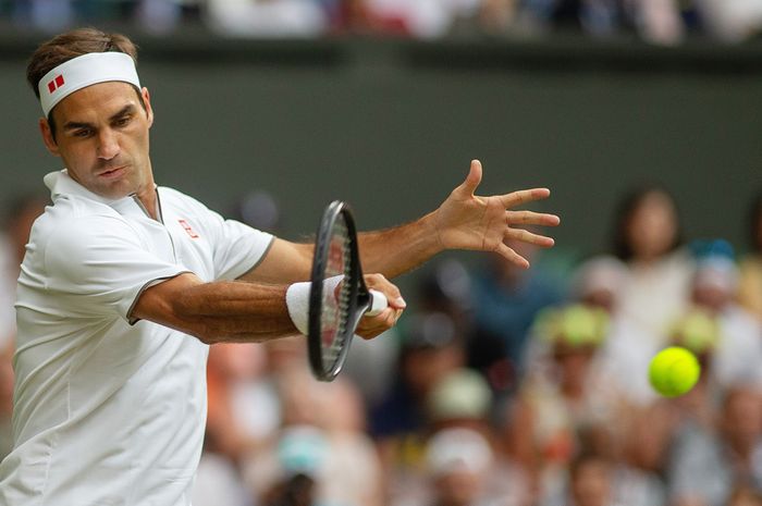 Petenis putra Swiss, Roger Federer, saat menjalani pertandingan melawan Matteo Berrettini (Italia) pada babak keempat Wimbledon 2019.