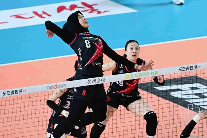Opposite Daejeon JungKwanJang Red Sparks, Megawati Hangestri Pertiwi melepaskan spike pada pertandingan Liga Voli Korea