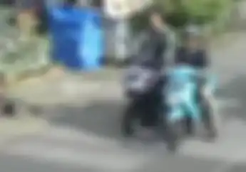Bahaya Bantu Tuntun Motor Mogok, Pemotor Honda Vario Satu Ini Jadi Korban