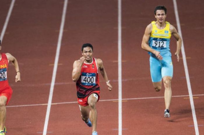 Sprinter Indonesia, Lalu Muhammad Zohri (tengah) berlari memacu langkahnya ke garis finish 