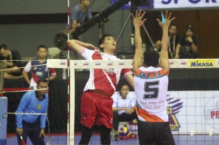 Momen saat pemain Surabaya Bhayangkara Samator, Rivan Nurmulki, berusaha melepaskan spike dalam laga final four Proliga 2019, Jumat (8/2/2019).