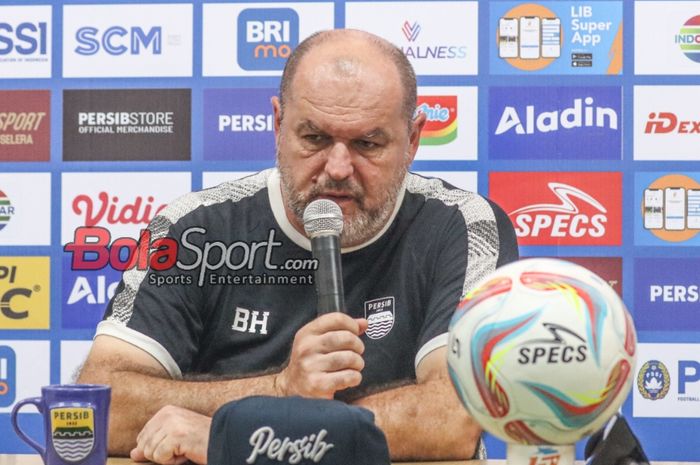 Pelatih Persib Bandung, Bojan Hodak, sedang memberikan keterangan kepada awak media di Stadion Si Jalak Harupat, Bandung, Jawa Barat, Sabtu (9/3/2024) siang.